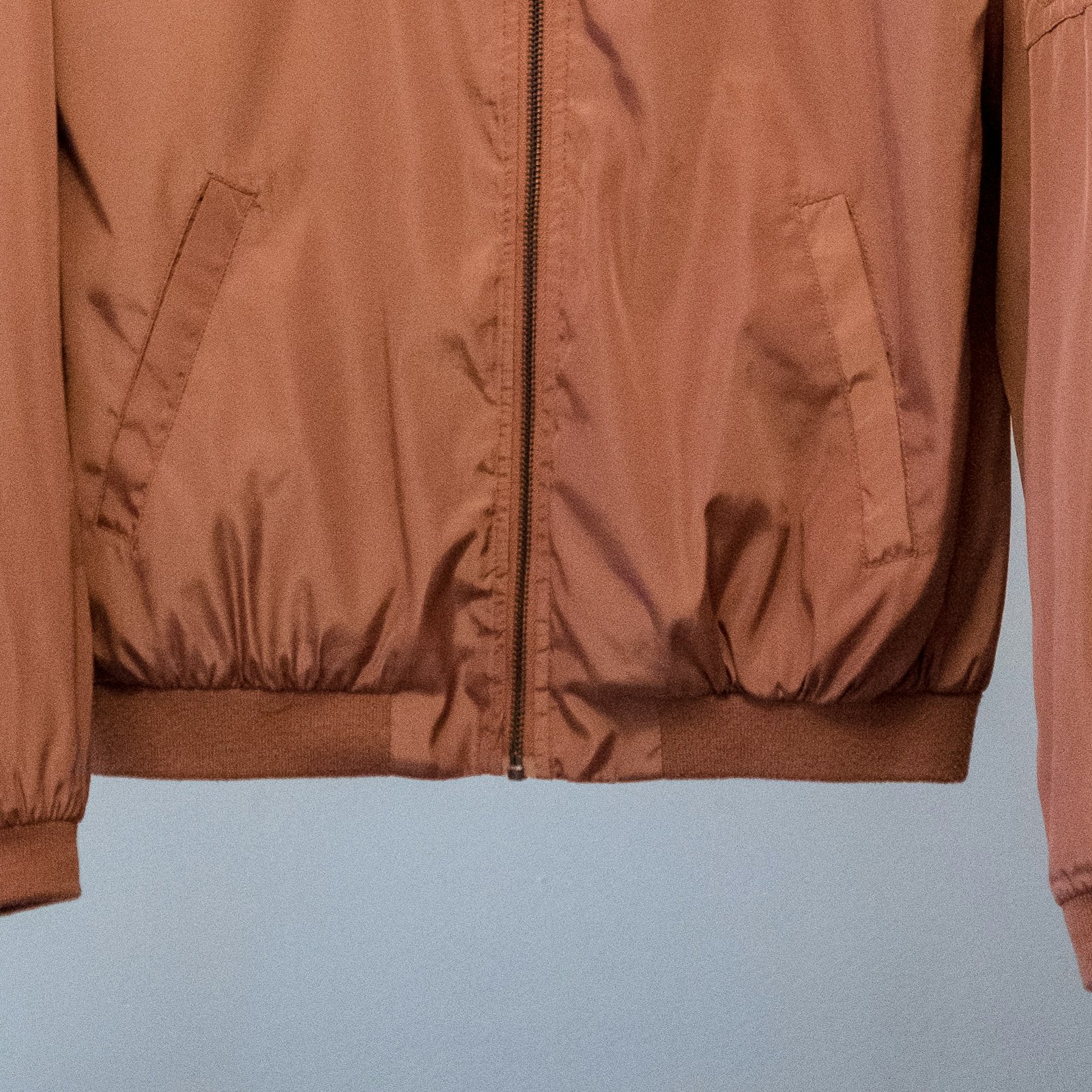 Unstructured beige blazer, soft shoulder, on a light ground